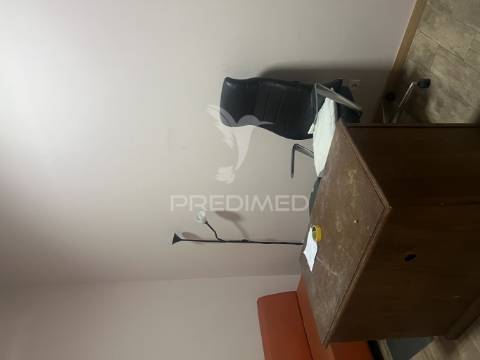 Loja com 22 salas e 5 casas de banho