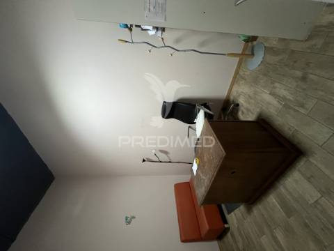 Loja com 22 salas e 5 casas de banho