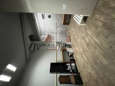 Loja com 22 salas e 5 casas de banho