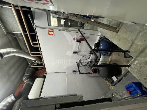 Loja com 22 salas e 5 casas de banho