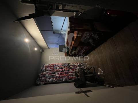 Loja com 22 salas e 5 casas de banho