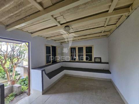 Moradia típica madeirense com terreno de 3140 m²