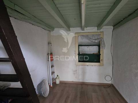 Moradia típica madeirense com terreno de 3140 m²