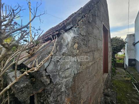 Moradia típica madeirense com terreno de 3140 m²