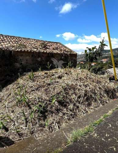 Moradia típica madeirense com terreno de 3140 m²