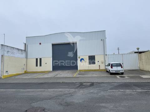 Armazém com 1.050m2 em sines