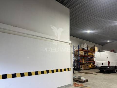 Armazém com 1.050m2 em sines