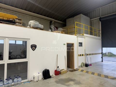 Armazém com 1.050m2 em sines