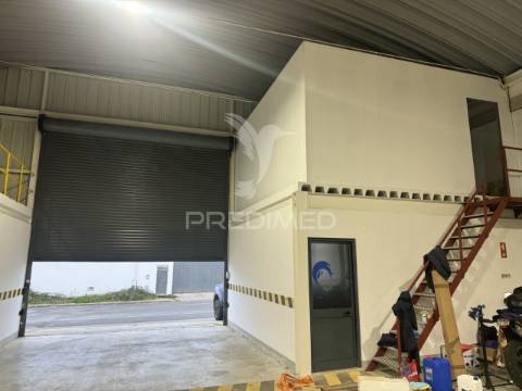 Armazém com 1.050m2 em sines