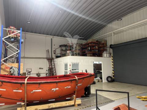Armazém com 1.050m2 em sines