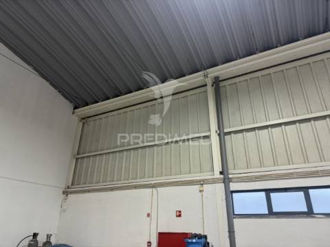 Armazém com 1.050m2 em sines