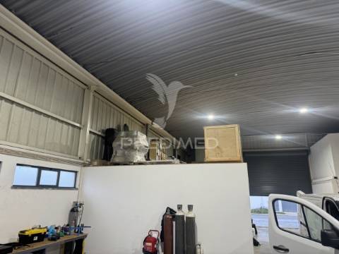 Armazém com 1.050m2 em sines