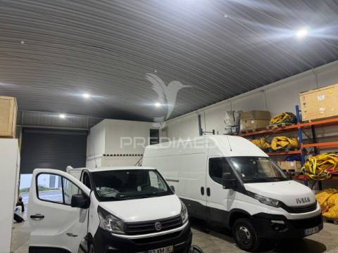 Armazém com 1.050m2 em sines
