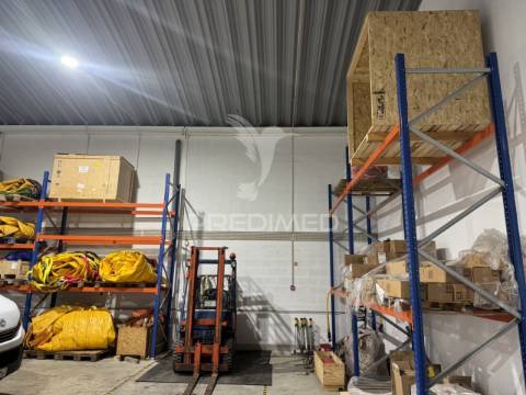 Armazém com 1.050m2 em sines