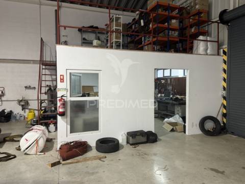 Armazém com 1.050m2 em sines