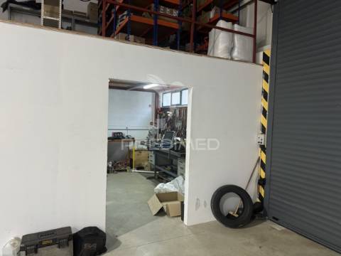 Armazém com 1.050m2 em sines