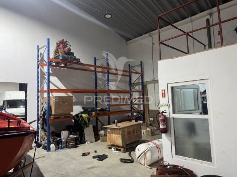 Armazém com 1.050m2 em sines