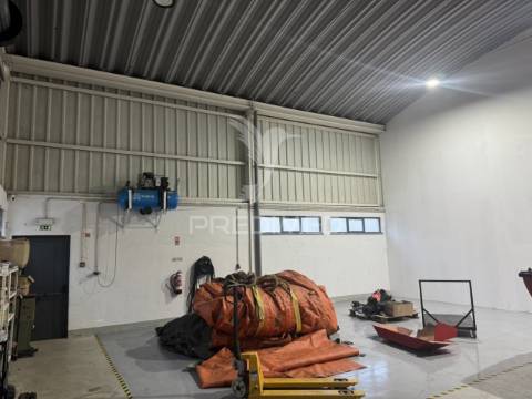 Armazém com 1.050m2 em sines