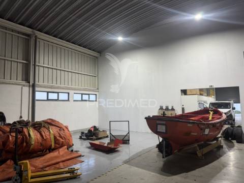 Armazém com 1.050m2 em sines