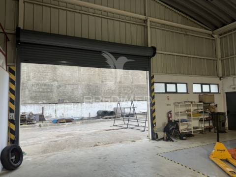 Armazém com 1.050m2 em sines