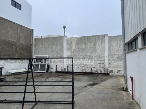 Armazém com 1.050m2 em sines