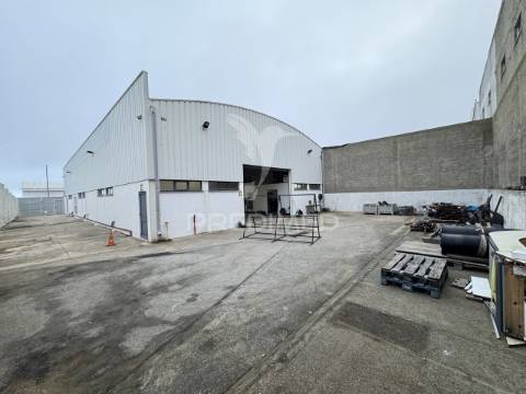 Armazém com 1.050m2 em sines
