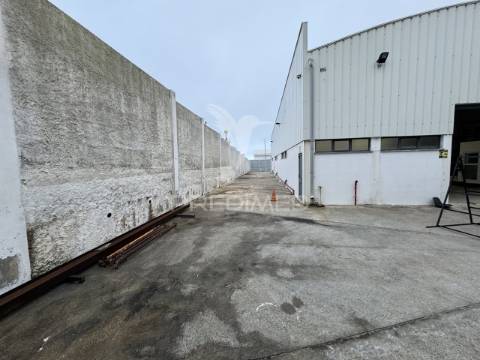 Armazém com 1.050m2 em sines