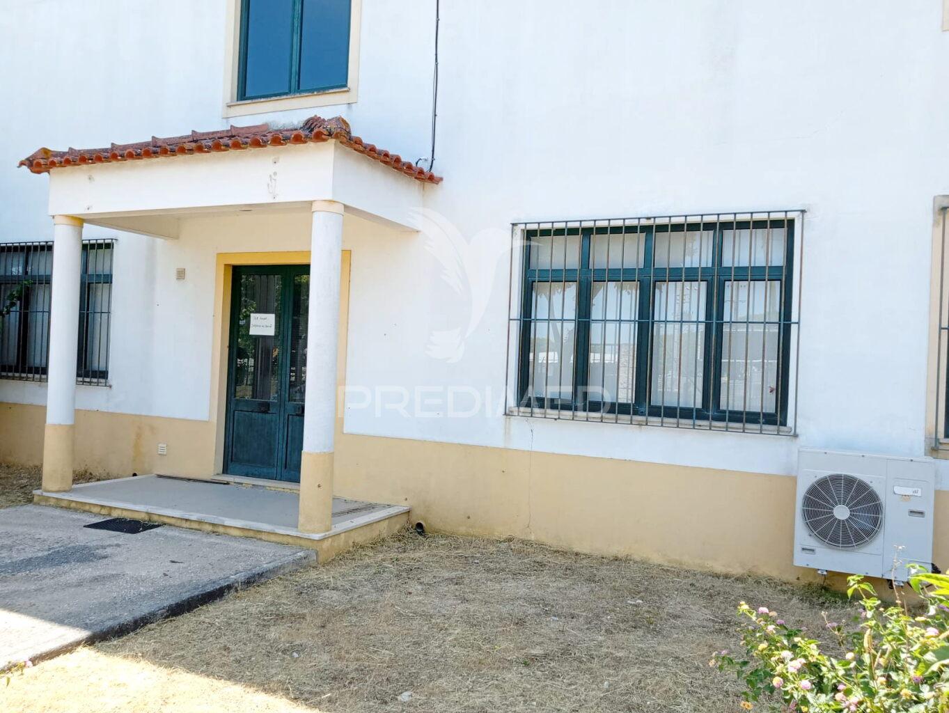 Armazém com 2 pisos em almeirim