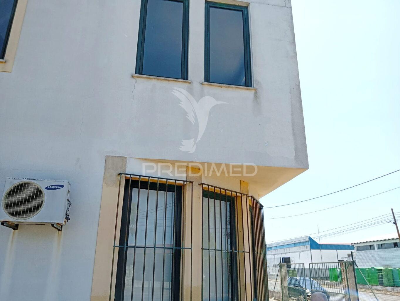 Armazém com 2 pisos em almeirim