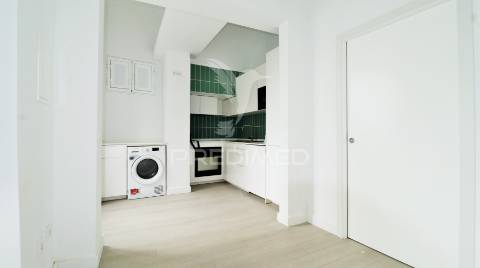 Moradia remodelada c/ 2 apartamentos na baixa da cidade de olhão