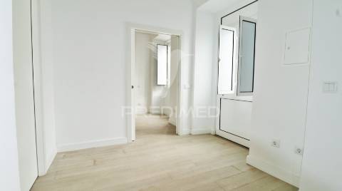 Moradia remodelada c/ 2 apartamentos na baixa da cidade de olhão