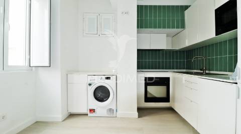 Moradia remodelada c/ 2 apartamentos na baixa da cidade de olhão