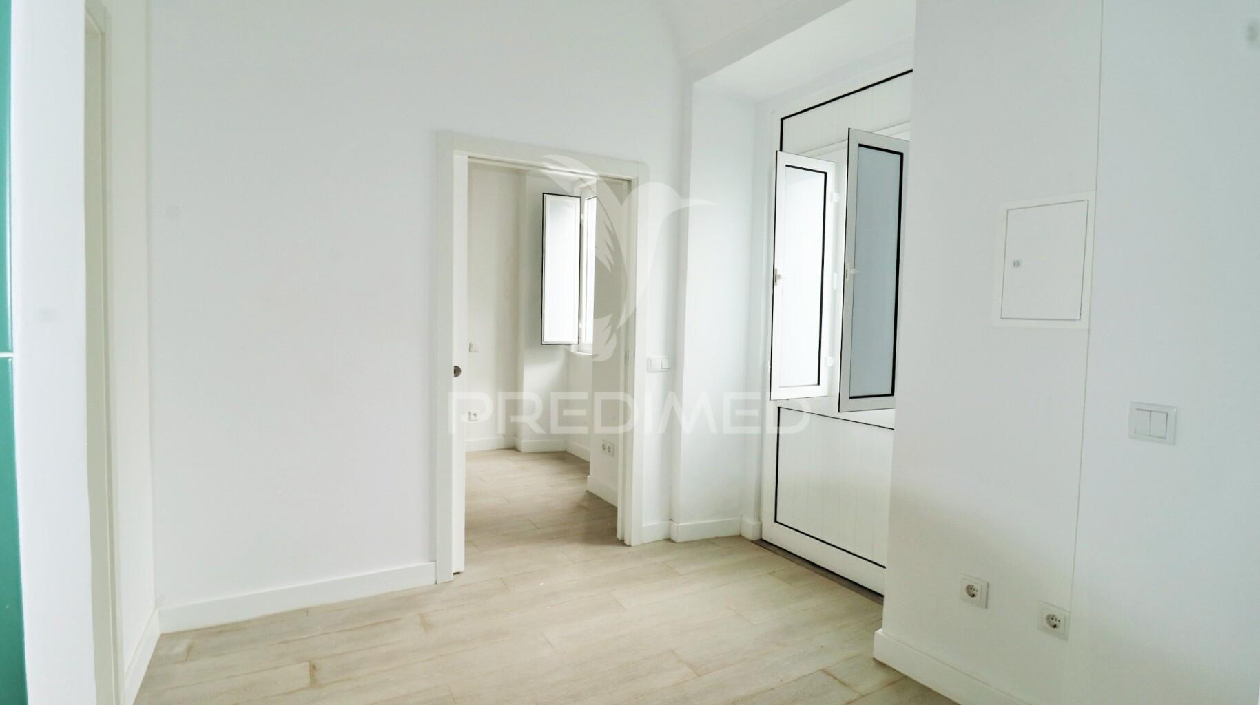 Moradia remodelada c/ 2 apartamentos na baixa da cidade de olhão