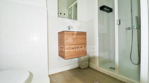 Moradia remodelada c/ 2 apartamentos na baixa da cidade de olhão