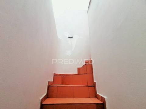 Moradia remodelada c/ 2 apartamentos na baixa da cidade de olhão