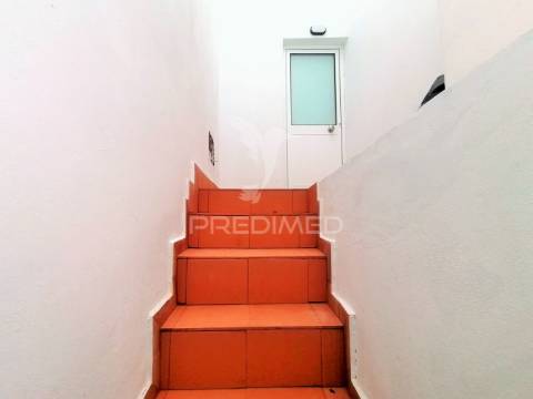 Moradia remodelada c/ 2 apartamentos na baixa da cidade de olhão