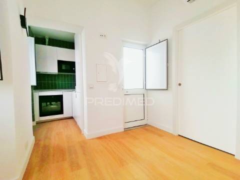 Moradia remodelada c/ 2 apartamentos na baixa da cidade de olhão