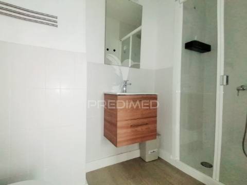 Moradia remodelada c/ 2 apartamentos na baixa da cidade de olhão