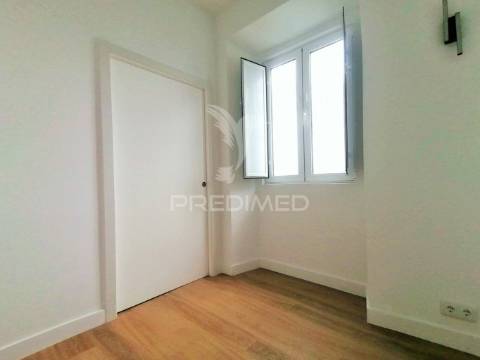 Moradia remodelada c/ 2 apartamentos na baixa da cidade de olhão