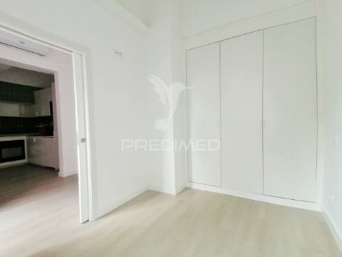 Moradia remodelada c/ 2 apartamentos na baixa da cidade de olhão