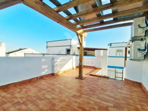 Moradia remodelada c/ 2 apartamentos na baixa da cidade de olhão