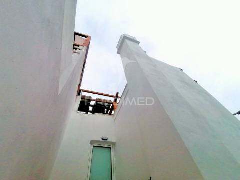 Moradia remodelada c/ 2 apartamentos na baixa da cidade de olhão