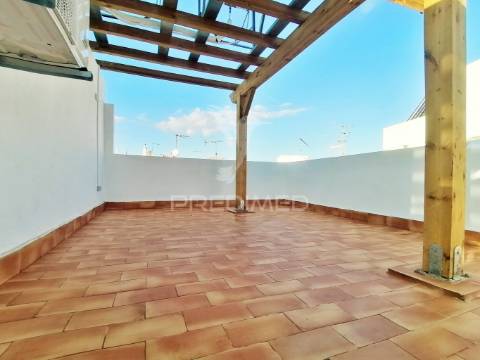 Moradia remodelada c/ 2 apartamentos na baixa da cidade de olhão