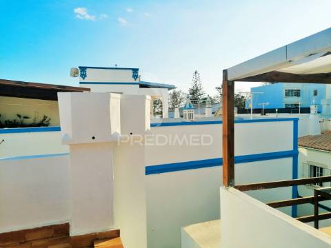 Moradia remodelada c/ 2 apartamentos na baixa da cidade de olhão