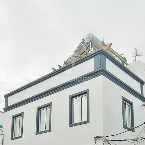 Moradia remodelada c/ 2 apartamentos na baixa da cidade de olhão