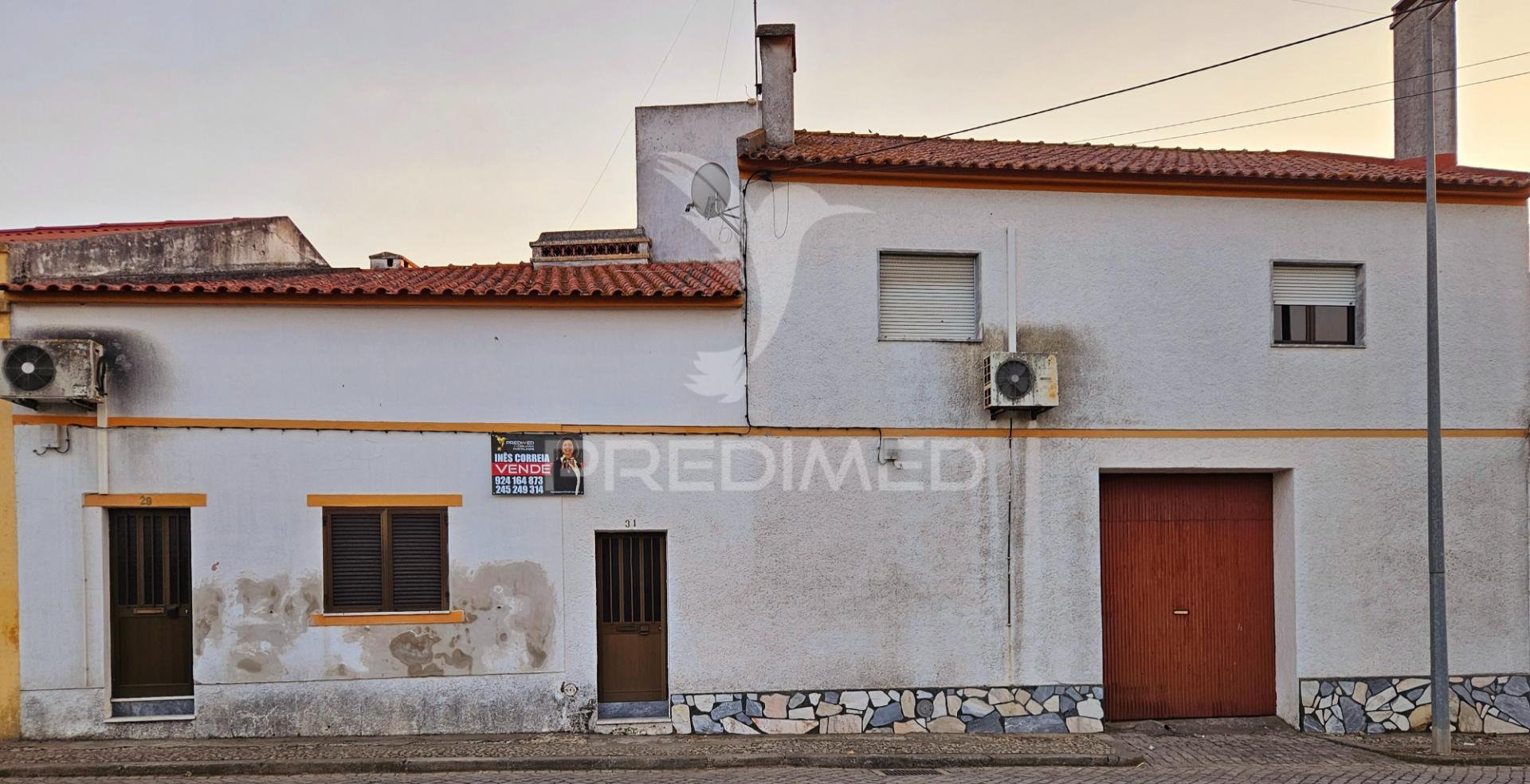 Moradia de 2 andares com grande potencial em alter do chão