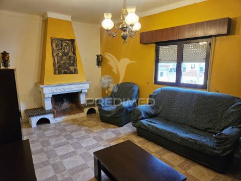 Moradia de 2 andares com grande potencial em alter do chão