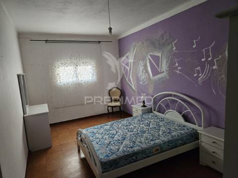 Moradia de 2 andares com grande potencial em alter do chão