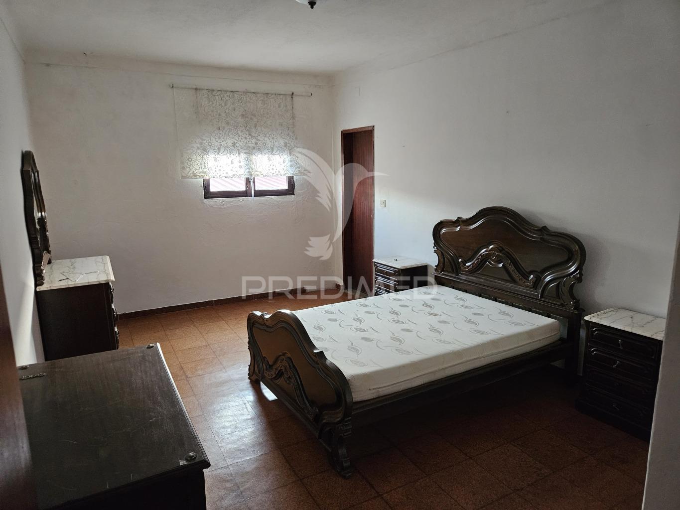 Moradia de 2 andares com grande potencial em alter do chão