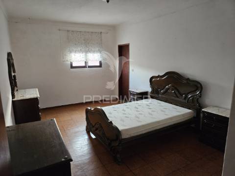 Moradia de 2 andares com grande potencial em alter do chão